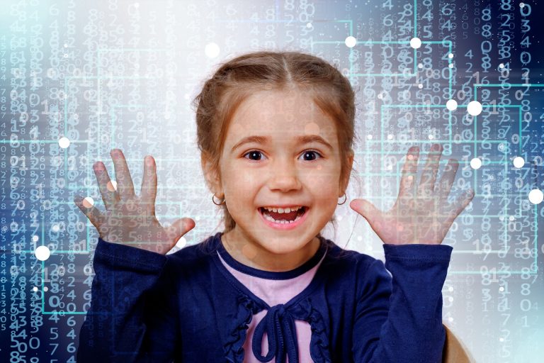 ילדה מחייכת ומרימה ידיים על רקע של מספרים