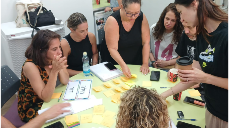 מעבדות פיתוח עירוניות להתמודדות עם אתגרים מקומיים בבתי הספר