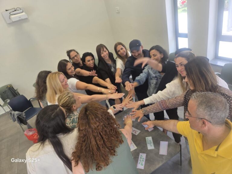 hands circle 33